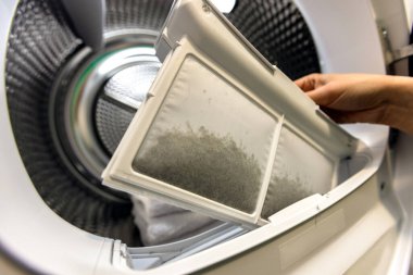 Kurutucu filtresindeki toz ve kir. Çamaşırları kuruttuktan sonra temizliyorum..