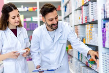 Eczanede birlikte çalışan iki eczacının fotoğrafı.