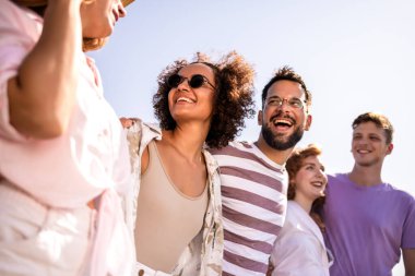 Beş genç arkadaştan oluşan bir grup kumsalda yürüyor, gülüyor ve deniz kenarında kaygısız bir günün tadını çıkarıyorlar.. 