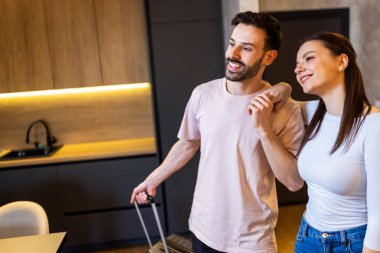 Genç bir çift tatil için daireye geliyor. Bavulları yanlarında taşıyorlar..