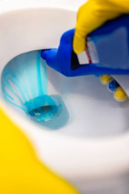 Bir temizlik ürününün klozete dökülüşünün yakın plan çekimi.. 
