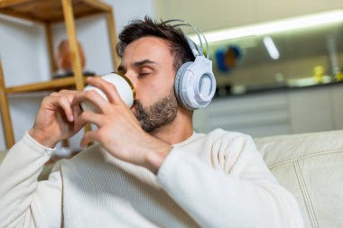Sabah titreşimleri: müzik ve kafein.