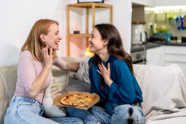 En iyi iki arkadaş birlikte eğlenceli ve rahat bir gece geçiriyorlar, oturma odasında pizza ve kırmızı şarapla oturuyorlar.. 