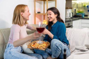 En iyi iki arkadaş birlikte eğlenceli ve rahat bir gece geçiriyorlar, oturma odasında pizza ve kırmızı şarapla oturuyorlar.. 