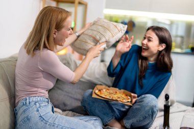 En iyi iki arkadaş mükemmel kızlar gecesi yapıyorlar. Pizza, kırmızı şarap ve oturma odasında beklenmedik bir yastık savaşı. Kahkahalarla ve aptallıklarla dolup taşarak, birlikte geçirdikleri her kaygısız andan zevk alıyorlar, rahatlık ve neşe içinde.