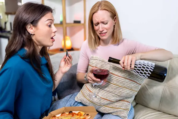 Sıcak bir yuva ortamında, biri hasta ve dinlenirken, diğeri dijital tablet tutarken, en iyi iki arkadaş yan yana oturur., 