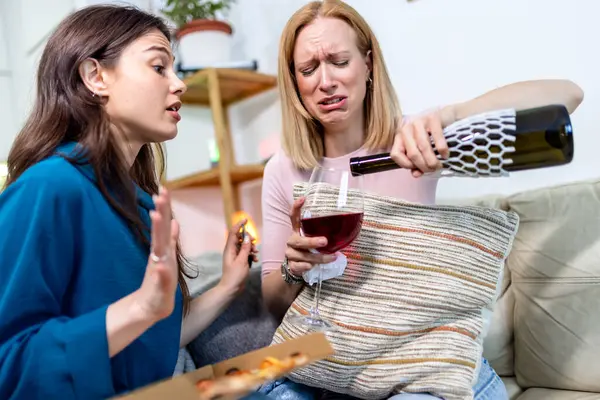 Sıcak bir yuva ortamında, biri hasta ve dinlenirken, diğeri dijital tablet tutarken, en iyi iki arkadaş yan yana oturur., 