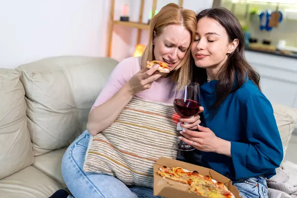 Sıcak bir yuva ortamında, biri hasta ve dinlenirken, diğeri dijital tablet tutarken, en iyi iki arkadaş yan yana oturur., 