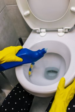 Temizlik malzemelerinin klozete döküldüğü yakın plan..