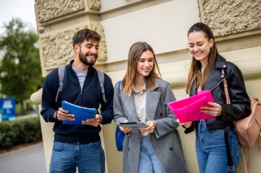 Birlikte okuyan üç ergen öğrenciden oluşan bir grup. Kitaplar ve tablet tutuyorlar, eğitimsel içeriği tartışıyor ve paylaşıyorlar.