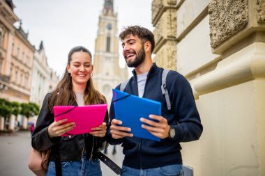 Öğrenciler ellerinde edebiyat kitapları ve eğitici bir sohbet tutarak şehir sokaklarında yürüyorlar..