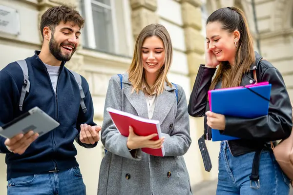 Üç öğrenci dışarıdayken konferansları ve edebiyatı tartışıyor. Kitaplara, tabletlere ve kağıtlara bakarlar..