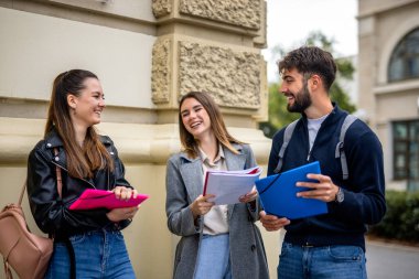 Kampüsün dışında üç üniversite öğrencisi birlikte çalışıyor.. 