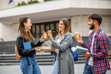Güneşli bir günde üç üniversite öğrencisi dışarıda birlikte çalışıyor. Bir öğrenci kahve getirdi, çalışma seansına gelişigüzel bir dokunuş ekledi..