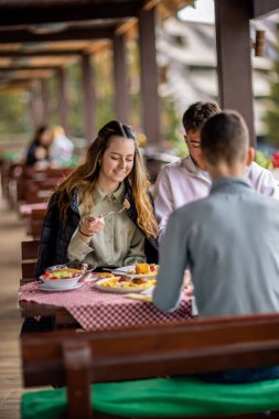 Kız ve erkek kardeşlerimle dağ terasında öğle yemeği.