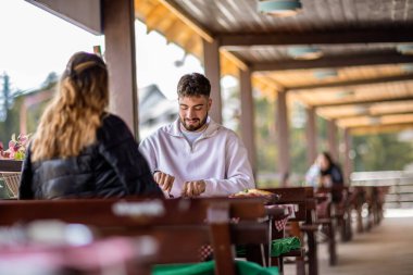 Dağlarda açık havada yemek yiyen çift.