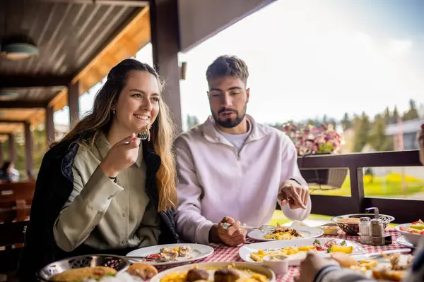 Dağ manzaralı keyifli yemek.