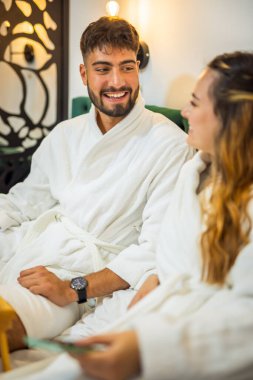 Sevgi dolu bir çift yatakta yatar, birbirlerine sevgi ve bağlılıkla bakar..