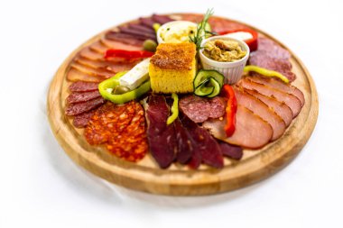 Etler, peynirler, zeytinler, ekmekler, kırmızı biberler ve kremayla servis edilen lezzetli bir Sırp yemek tabağı paylaşım ve geleneksel toplantılar için mükemmeldir..