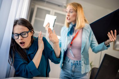 Kadın CEO ofisteki meslektaşına agresif bir şekilde bağırıyor, işyerinde gerginlik, hayal kırıklığı ve stresli bir çalışma ortamı gösteriyor..