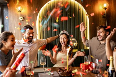 Bir grup arkadaş bir restoranda doğum gününü kutluyorlar, dans ediyorlar ve konfeti atıyorlar, eğleniyorlar, gülüyorlar ve birlikte eğleniyorlar..