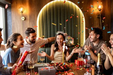 Bir grup arkadaş bir restoranda doğum gününü kutluyorlar, dans ediyorlar ve konfeti atıyorlar, eğleniyorlar, gülüyorlar ve birlikte eğleniyorlar..