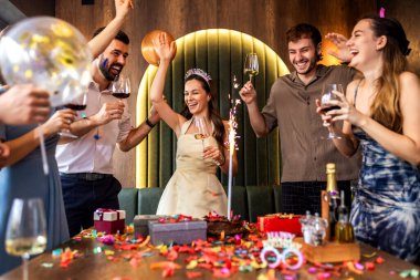 Bir grup arkadaş bir restoranda doğum gününü kutluyorlar, dans ediyorlar ve konfeti atıyorlar, eğleniyorlar, gülüyorlar ve birlikte eğleniyorlar..