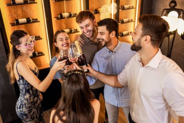 Arkadaşlar bir restoranda doğum gününü kutlar, şarap kadehleri ve balonlarla dans eder, birlikte tezahürat yapar ve neşeli anları paylaşırlar..