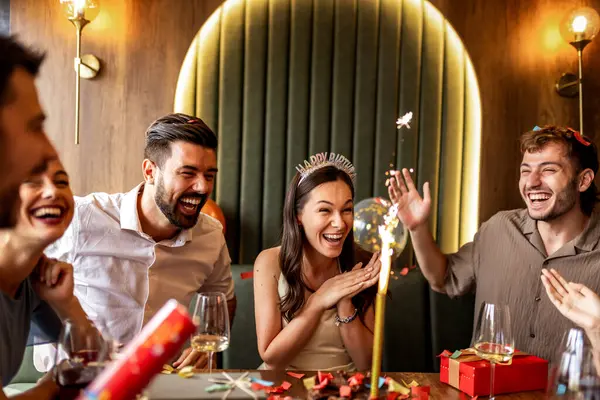 Bir grup arkadaş bir restoranda doğum gününü kutluyorlar, dans ediyorlar ve konfeti atıyorlar, eğleniyorlar, gülüyorlar ve birlikte eğleniyorlar..