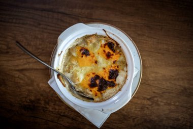 Katmanlı makarna, bol et sosu ve restoranda servis edilen ekstra erimiş peynirli lazanya..