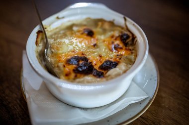 Katmanlı makarna, bol et sosu ve restoranda servis edilen ekstra erimiş peynirli lazanya..