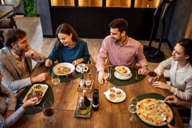 İş adamlarının pizza, makarna, pirinç, tavuk ve şarabın olduğu bir restoranda toplantı yapmalarının en iyi görüntüsü..