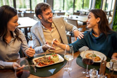 Bir grup meslektaşım bir restoranda öğle yemeği yiyor.