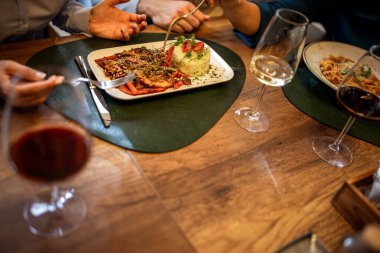 Ellerinizi kapayın ve rengarenk biberli baharatlı tavuğun, yanında pilavın ve restoranda susam sosunun tadını çıkarın..