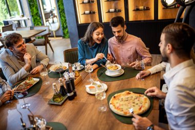 Bir grup meslektaşım bir restoranda öğle yemeği yiyor.