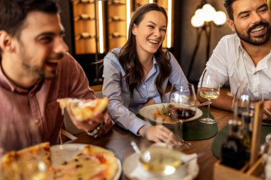 Restoranda öğle yemeği yiyen, pizza yiyen, makarna yiyen, tavuk, pirinç yiyen ve tartışmalarını bitirdikten sonra şarap içen bir grup meslektaşız..