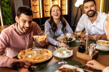 Restoranda öğle yemeği yiyen, pizza yiyen, makarna yiyen, tavuk, pirinç yiyen ve tartışmalarını bitirdikten sonra şarap içen bir grup meslektaşız..