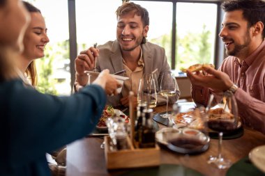 Restoranda öğle yemeği yiyen, pizza yiyen, makarna yiyen, tavuk, pirinç yiyen ve tartışmalarını bitirdikten sonra şarap içen bir grup meslektaşız..