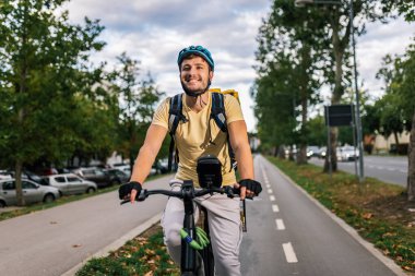 Şehirde bisiklete binen yemek kuryesi.