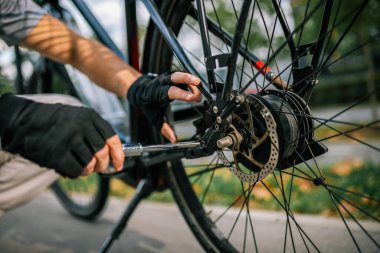 Genç adam bisiklet zincirini, bisiklet bakım, onarım, bisiklet, açık hava aktivitesi, kentsel hareketlilik, sağlıklı yaşam tarzı, bisiklet tamircisi konseptini tamir ediyor..