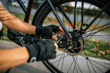 Genç adam bisiklet zincirini, bisiklet bakım, onarım, bisiklet, açık hava aktivitesi, kentsel hareketlilik, sağlıklı yaşam tarzı, bisiklet tamircisi konseptini tamir ediyor..