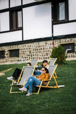 Sonbaharda otel müşterileri dinleniyor.