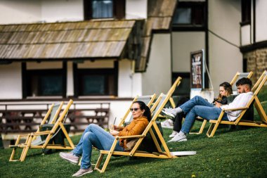Sonbaharda otel müşterileri dinleniyor.