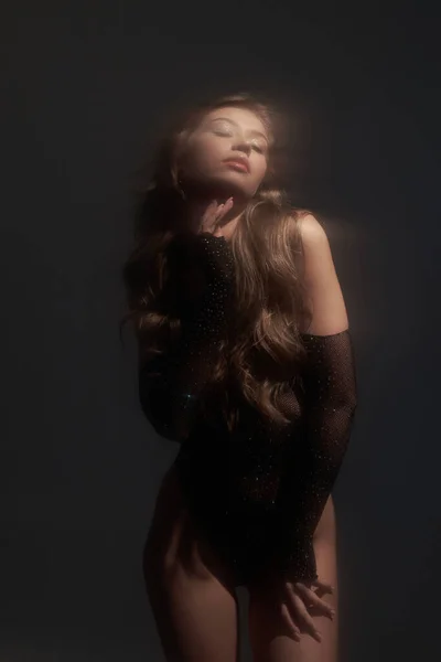 Zacht Fuzzy Studio Licht Mooi Slank Meisje Model Vrouw Glimlach — Stockfoto