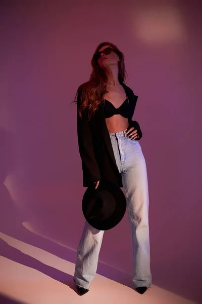 Schöne Schlanke Frau Inspirierenden Ausdruck Mädchen Schwarzen Jacke Jeans Dessous — Stockfoto