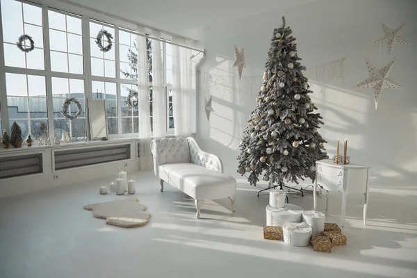 巨大的白色环形山工作室充满了阳光 圣诞佳节装饰层出不穷 — 图库照片