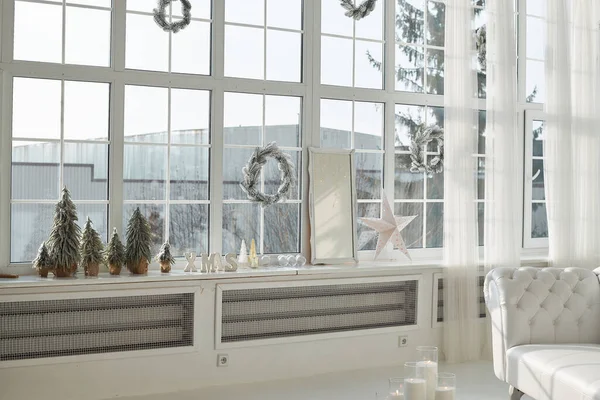 Výhled Okna Zasněžené Ulici Nový Rok Vánoční Výzdoba — Stock fotografie