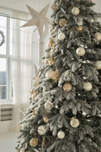 Artificial Lush Cast Snowy Christmas Tree Spruce Decorated White Golden — Zdjęcie stockowe