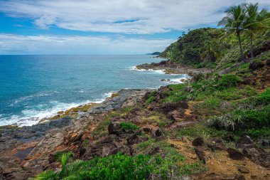 Bir tepenin üstünden, Bahia kıyısı boyunca kayalık bir kıyı şeridi görebiliriz..