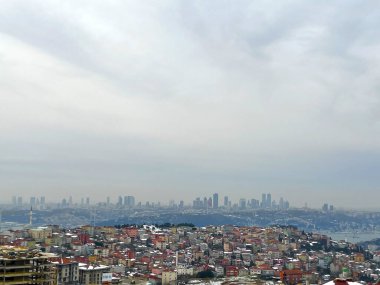 Panoramik İstanbul manzarası. Şehir manzarası ve bulutlu gökyüzü